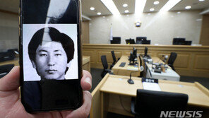 법정 선 이춘재 “연쇄살인사건 진범 맞다”