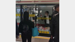 억지로 타려다…열차-스크린도어 사이에 낀 남성 ‘아찔’