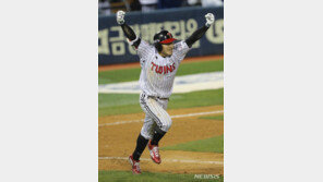 ‘신민재 끝내기’ LG, 혈투 끝 키움 제압…준PO 진출