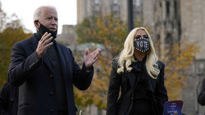 바이든, 유세 현장에 레이디 가가 동반…“나는 노래, 가가는 연설”