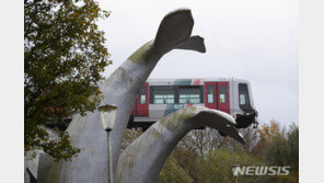 추락하던 전동차, 고래 꼬리 지느러미에 걸려 ‘구사일생’