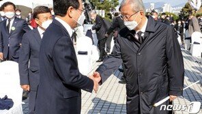 문대통령 “경제 빠르게 회복”…김종인 “3분기 반짝 성장 불과”