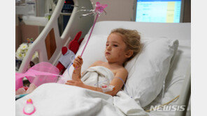 터키 강진 사망자 100명…65시간만에 구조된 3살배기는 ‘회복중’