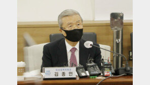 광주 간 김종인 “영남 지지율 하락? 여론조사 신경 안 써”