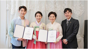 에릭남, 요리연구가 이종임 아세안 한류박람회 수출지원 공헌 감사장 받아