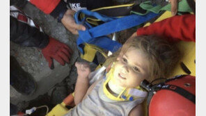 “아빠, 어딨어?” 3세 여야 이어 4세도…아파트 잔해 속 91시간 만에 구조