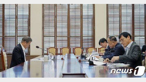 홍남기 반려 몰랐나? 혼선…靑 “보안 때문, 재신임이 최종 상황”