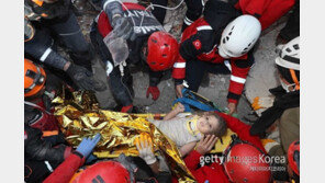 강진 91시간 만에 4세 소녀 극적 구조…“힘겹게 손 흔드는 것 발견”