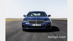 BMW ‘뉴 5시리즈’ 왕좌 탈환… 고급 세단 대결서 E클래스 압도