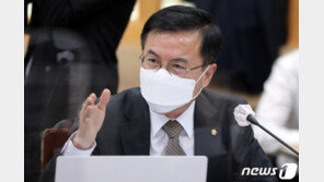 대학교수가 딸과 조카에게 수년 동안 장학금 몰아줘