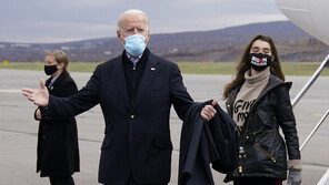 바이든, 아들 묘소 방문하고 펜실베이니아로