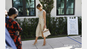 나홀로 ‘노 마스크’ 멜라니아, 격전지 플로리다서 투표