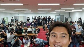 “마지막으로 제가 찍습니다” 이동국, 은퇴 기자회견서 남긴 셀카 한 장