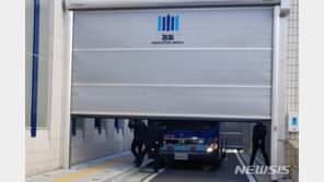 김봉현, 검찰 출석…‘룸살롱 검사 접대 의혹’ 3차 조사