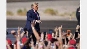 트럼프 “솔직히 이겼다” vs 바이든 “아직 안 끝났다…기다릴 것”