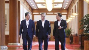 대통령 대면보고까지 했는데…홍남기 코로나 검사에 관가 긴장