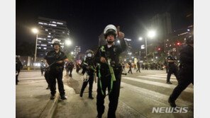 “개표 중단” 돌발 시위…백인 우월주의 단체 회원 피습, 인종갈등 우려