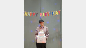 보아, 생일 케이크 들고 미소…“좋은 음악으로 보답할게”