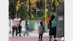 “아이 볼모 삼아” vs “학교 돌봄 지지”…‘돌봄 파업’ 두고 갈린 민심