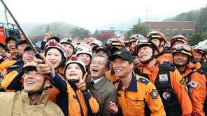 소방관들과 셀카…文대통령, 갑자기 구부정한 자세된 이유는