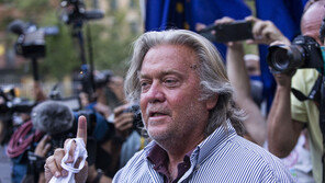 트위터, ‘파우치·레이 참수 발언’ 배넌 계정 영구 차단