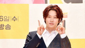 ‘슈주’ 김희철, 코로나 검사·자가격리…15주년 방송 불참