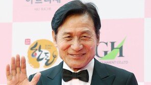 안성기, 건강한 모습으로 아름다운예술인상 참석…‘인사말 無’