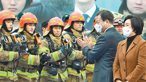 소방관 격려하는 文대통령