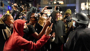 무장한 채 개표소 돌진하려한 2명 체포… 배넌 “파우치-레이 해임후 참수” 주장도