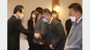 정책 특보단 꾸리고 여야 스킨십 늘리고…정 총리, 대권 포석?