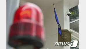 “무슬림 무시 말라” 주한 佛대사관 담벼락에 협박 전단 붙인 외국인 ‘구속’