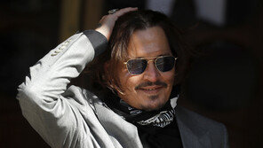 조니 뎁, ‘전 부인 폭행 논란’에 영화 하차…“결백 밝힐 것”