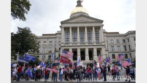 “패배 인정하자” vs “트럼프 위해 싸우자”…공화당 사분오열