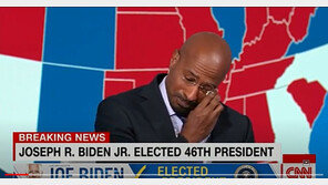 “숨 쉴 수 없던 지난 4년”…바이든 당선에 눈물 보인 美평론가