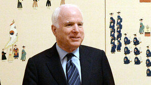 트럼프 불복에…매케인 승복 연설, 12년 만에 다시 화제