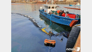 인천 남항서 100톤급 선박 침몰 기름 유출…이틀째 방제작업 중