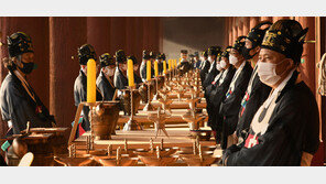 마스크 쓴 제관들, “요즘 예복은 이렇사오니 굽어살펴주시옵소서”