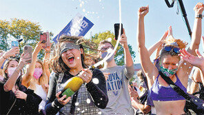 백악관 담장에 “트럼프, 넌 해고야”… 샴페인 터뜨리며 댄스파티