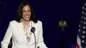 흰색 옷 입은 해리스 “첫 여성 부통령이지만 마지막은 아닐 것”