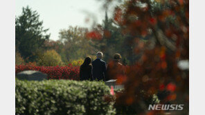 선거일 이어 대선 승리 연설 다음 날도 장남 묘지 가장 먼저 찾은 바이든