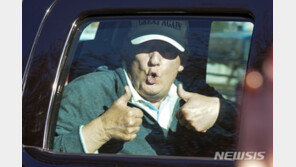 트럼프, 패배에도 이틀째 골프…시위대 환영에 ‘엄지 척’