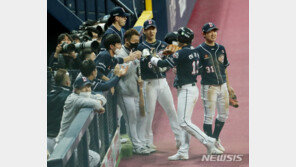 두산, PO 1차전서 KT에 진땀승…김인태 결승타