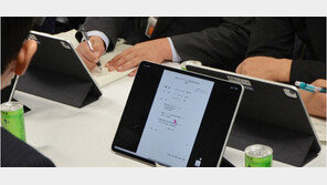 日자민당 ‘태블릿PC 회의’… “자신 없으면 만지지 마”