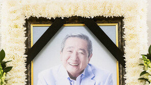 故 송재호, 발인…인자한 미소 ‘국민 아버지’ 영면