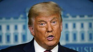 트럼프 “화이자, 일부러 대선 뒤 백신 발표”…음모론 제기 