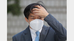 경찰, ‘조국 딸 오피스텔 초인종’ 누른 기자 2명 檢 송치