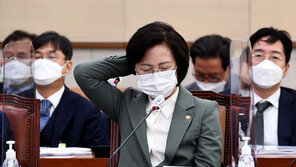 추미애 ‘드루킹’ 이어 또 자책골?…‘특활비’ 슈팅 靑으로 