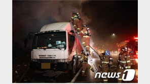 서하남휴게소 인근 달리던 화물차에 불…브레이크 과열 추정