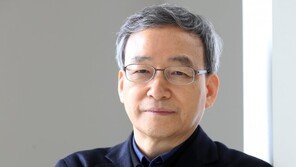 칠순 맞은 정호승 시인 “남은 생애, 눈물 닦아주는 詩 쓰고 싶다”