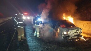 도로에 주차된 불에 탄 남의 승용차서 60대 숨진 채 발견